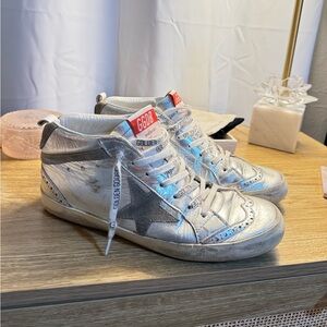Golden Goose - Women's Mid Star in silver laminated leather with dove gray star